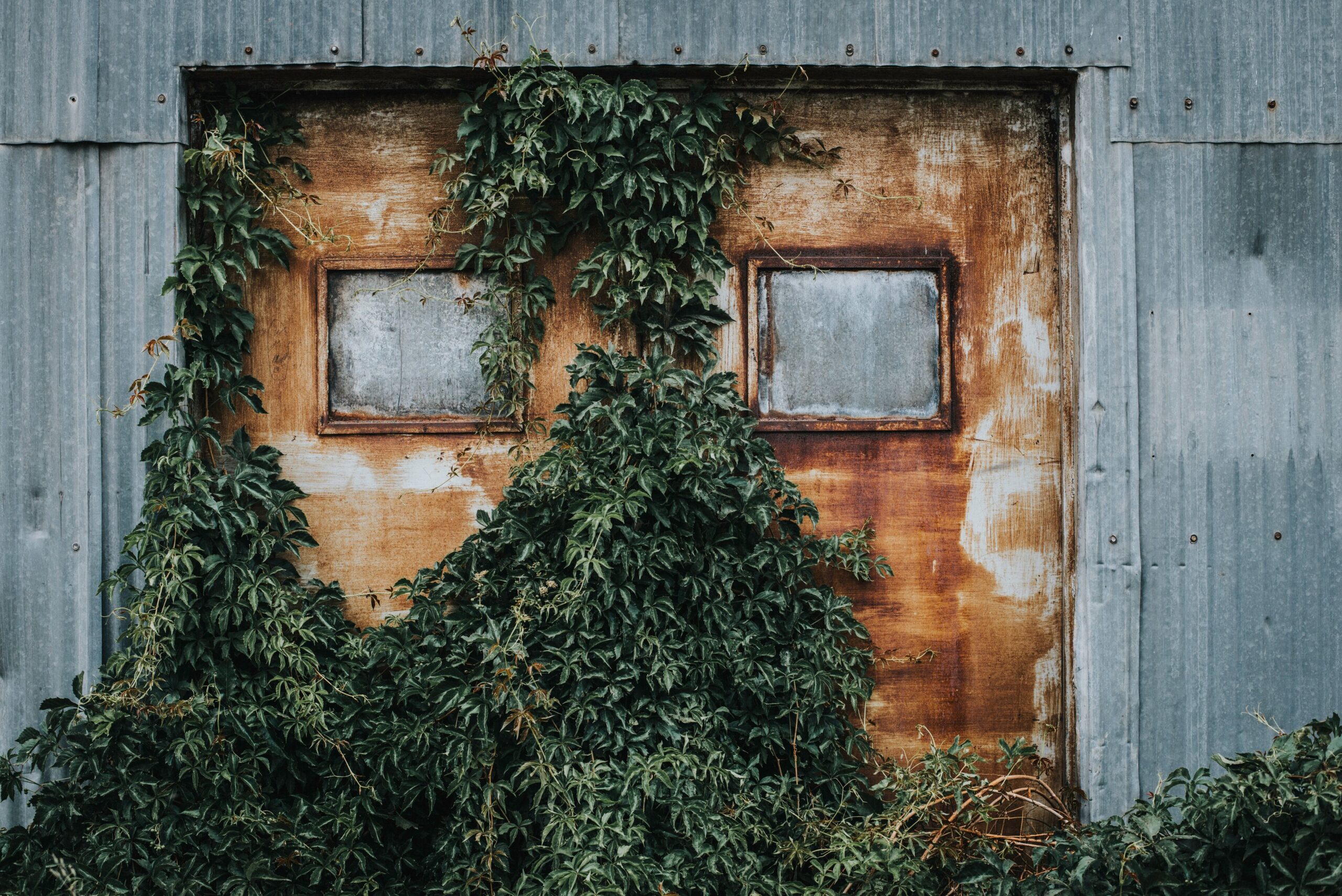 Rust prevention plays an important role in maintaining your steel building’s strength, aesthetics and value.