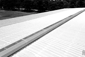 Continuous ridge vents on metal building roof